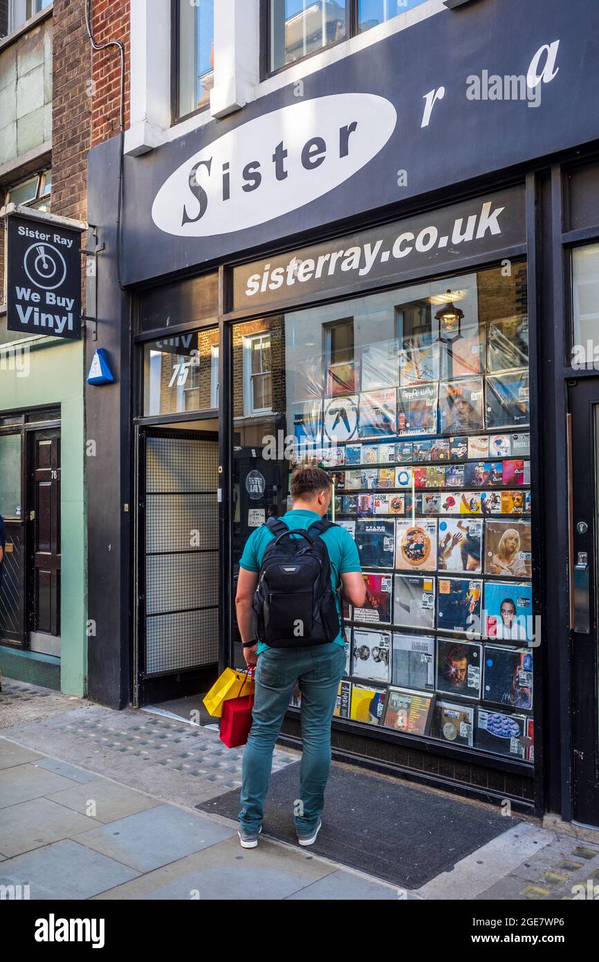 Sister Ray Record Shop sur Berwick Street dans le quartier de divertissement de Soho à Londres. Fondée en 1989, elle est apparue sur la couverture d'un album Oasis. Banque D'Images