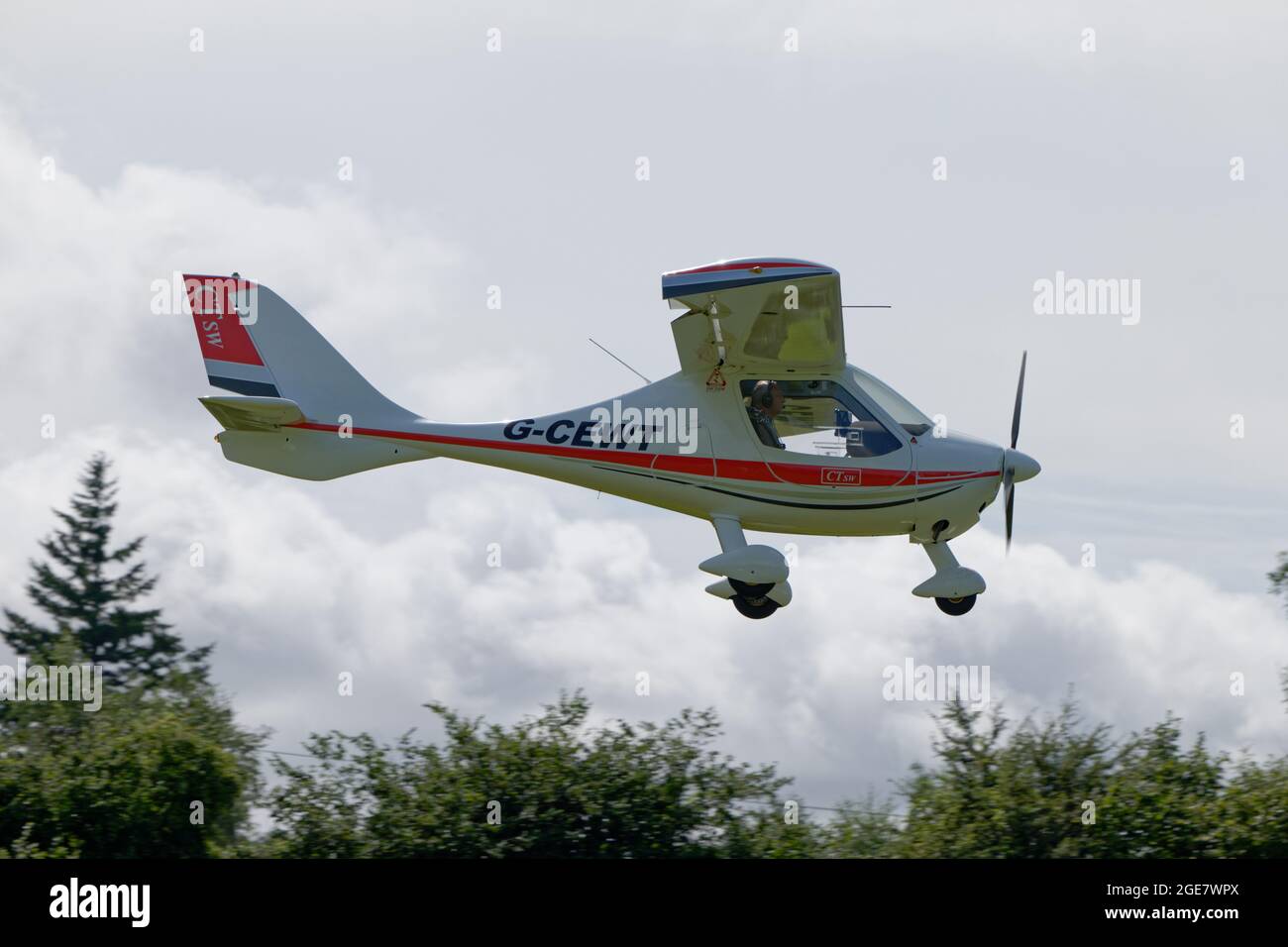 Design de vol l'avion CTSW Microlight G-CEWT quitte l'aérodrome de Popham dans le sud de l'Angleterre Banque D'Images
