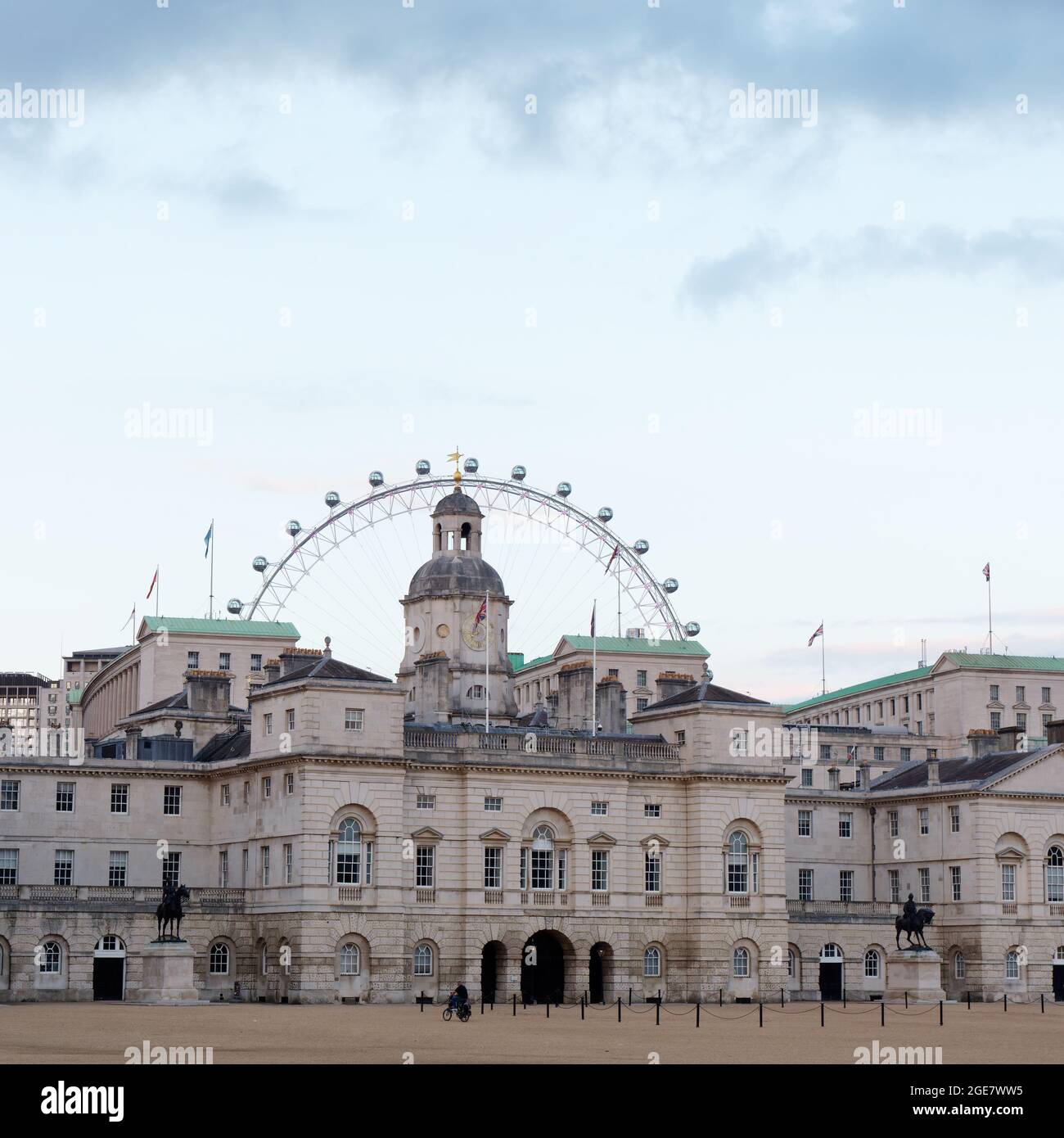 Londres, Grand Londres, Angleterre, août 10 2021 : ciel spectaculaire au-dessus de la parade des gardes à cheval et du London Eye. Banque D'Images
