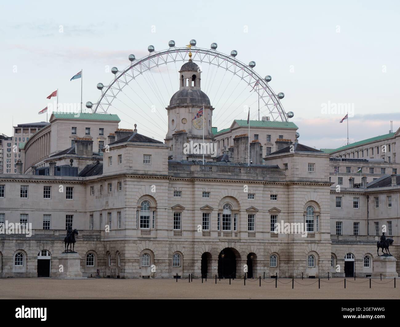 Londres, Grand Londres, Angleterre, août 10 2021 : parade des gardes à cheval avec le London Eye. Banque D'Images