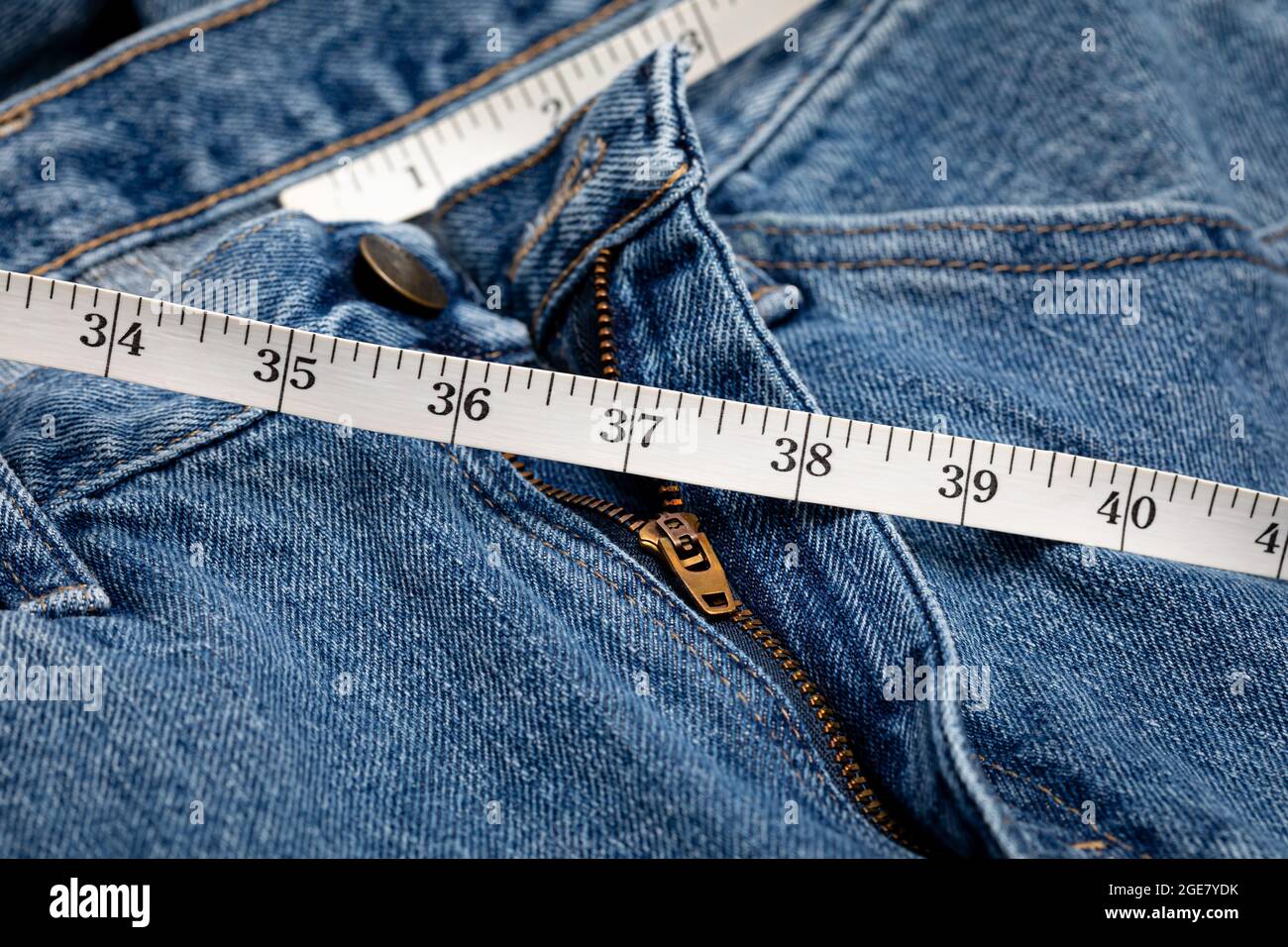Pantalon et ruban de mesure de la taille. Régime, perte de poids et concept de gain. Banque D'Images