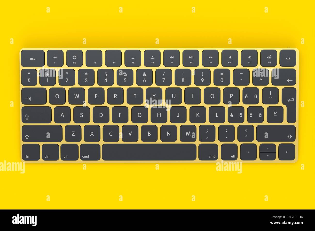 Clavier informatique moderne en aluminium doré isolé sur fond jaune. Rendu 3D de l'équipement pour le bureau à domicile et l'espace de travail Banque D'Images Clavier informatique moderne en aluminium doré isolé sur fond jaune. Rendu 3D de l'équipement pour le bureau à domicile et l'espace de travail Banque D'Images