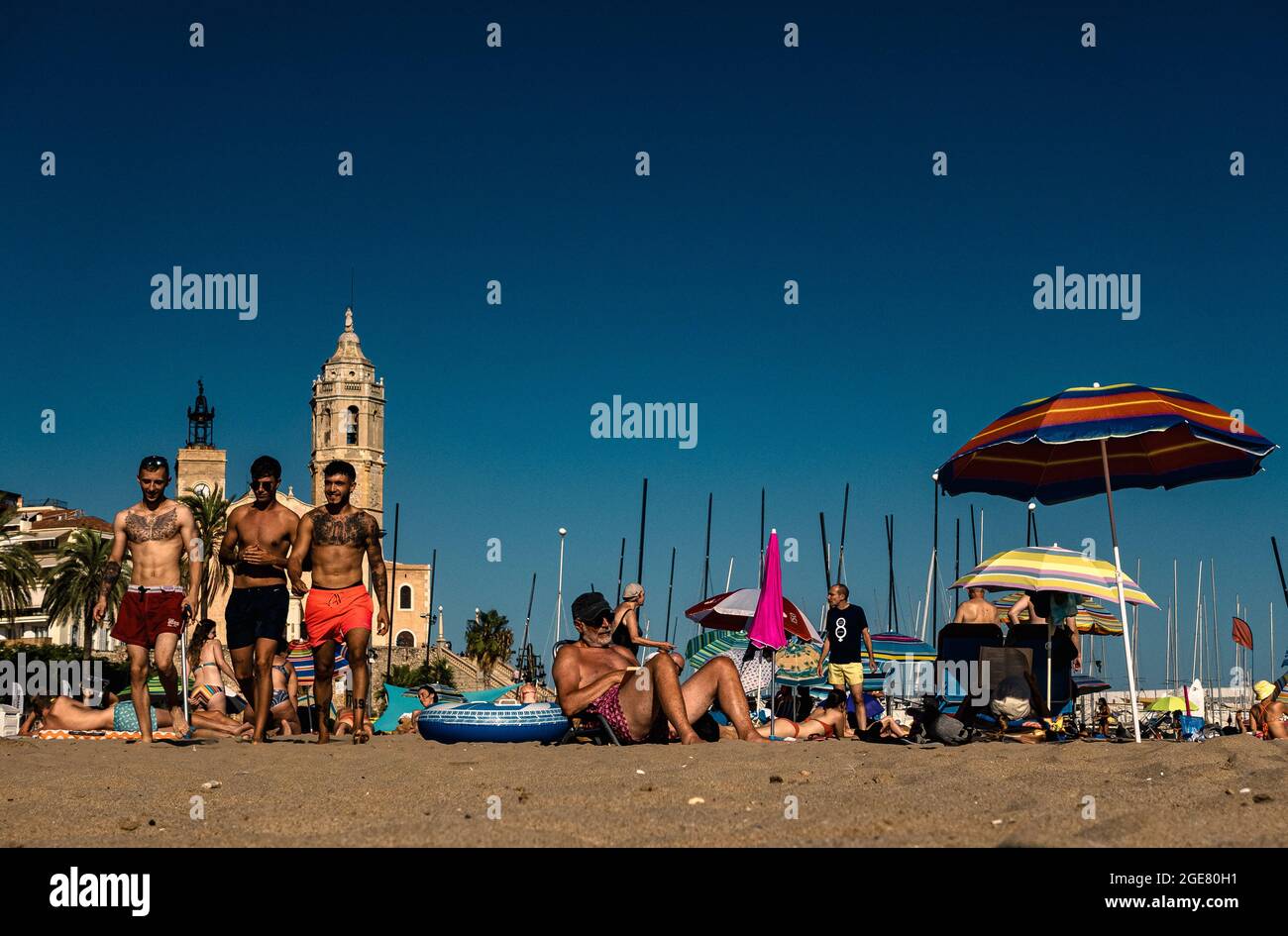 Sitges, Espagne. 17 août 2021. Les touristes et les résidents apprécient une matinée ensoleillée à la plage de Sitges avec des températures modérées après la première vague de chaleur de l'Espagne de 2021 records de marquage depuis 1941 terminé dans la péninsule ibérique. Credit: Matthias Oesterle/Alamy Live News Banque D'Images