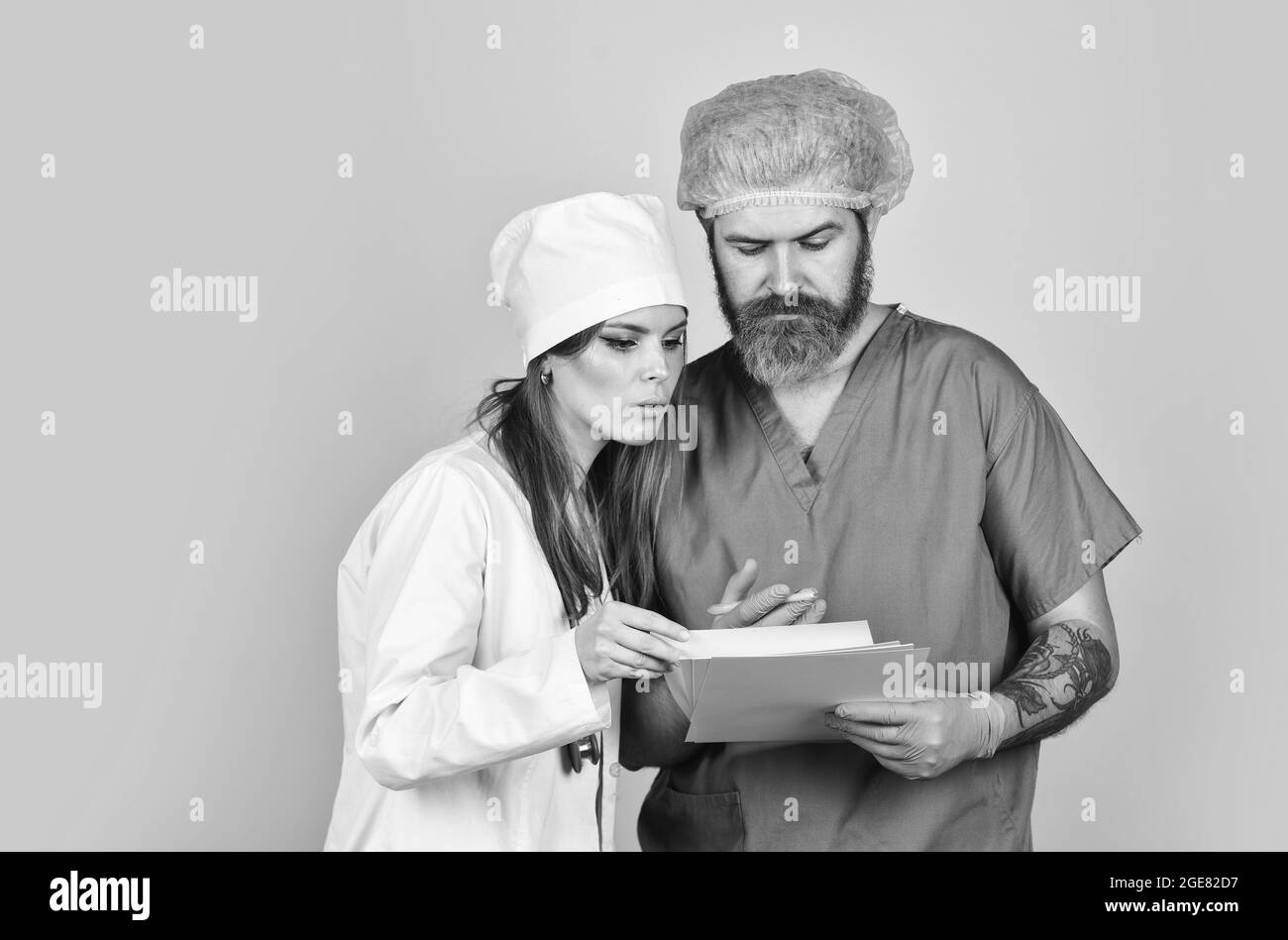 découvrez le bien-être. faites un diagnostic. médecin de service discutez du diagnostic. consultation. thérapeute rédaction de la prescription. médecin et infirmière partagent l'hypothèse Banque D'Images