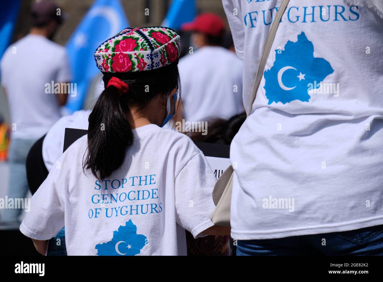 Ottawa, Canada. 28 septembre 2020. Jeune fille vue de dos avec le t-shirt Stop Uyghur génocide au rassemblement organisé par le plaidoyer Uyghur droits Banque D'Images