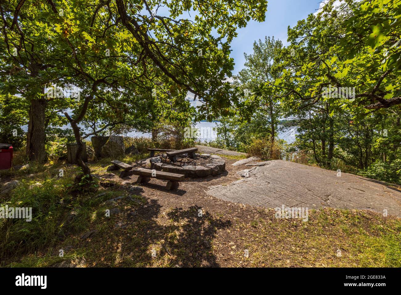 Belle vue sur le barbecue extérieur de pique-nique sur fond d'arbres verts. Suède. Banque D'Images