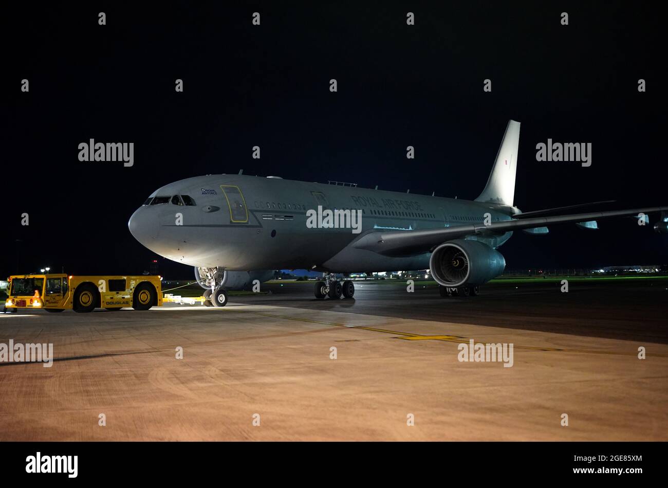 Un avion atterrit à la RAF Brize Norton, Oxfordshsire, transportant des ressortissants britanniques et des Afghans de Kabal en Afghanistan. Date de la photo: Mardi 17 août 2021. Banque D'Images