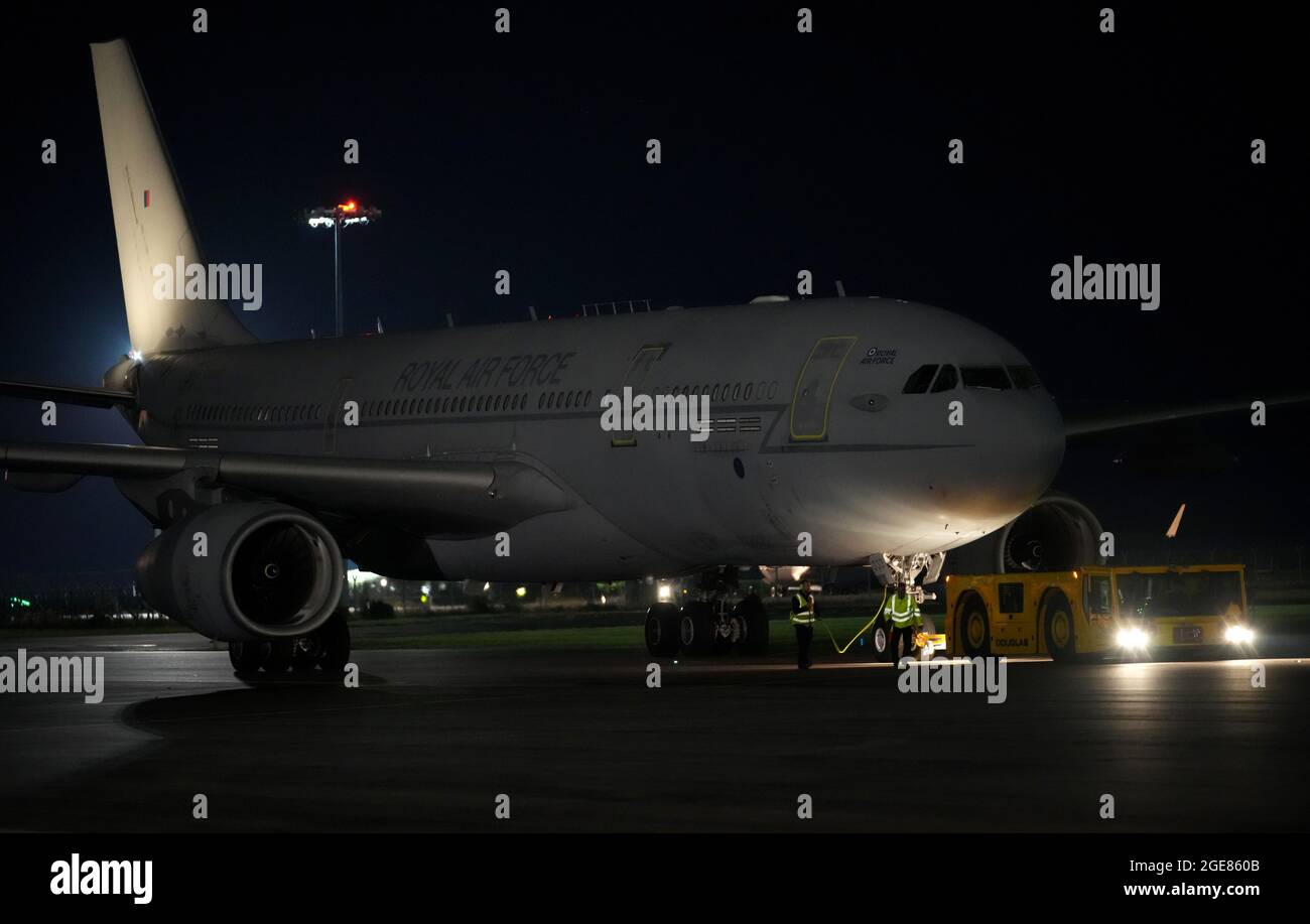 Un avion atterrit à la RAF Brize Norton, Oxfordshsire, transportant des ressortissants britanniques et des Afghans de Kabal en Afghanistan. Date de la photo: Mardi 17 août 2021. Banque D'Images