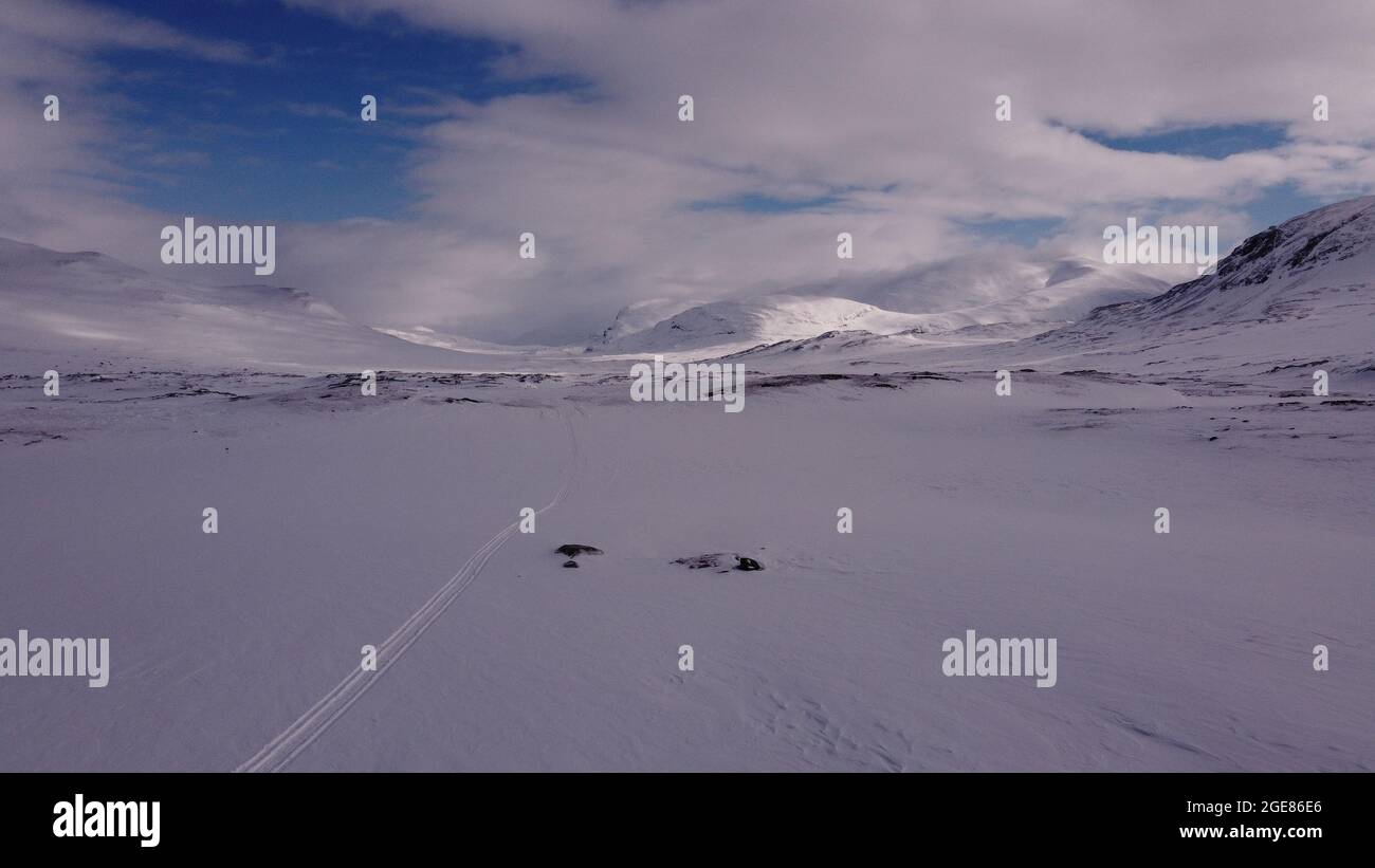 Un tir de drone de la Laponie suédoise a été effectué pendant la raquette sur le sentier de Kungsleden en hiver, entre Alesjaure et Tjaktja, en Suède Banque D'Images