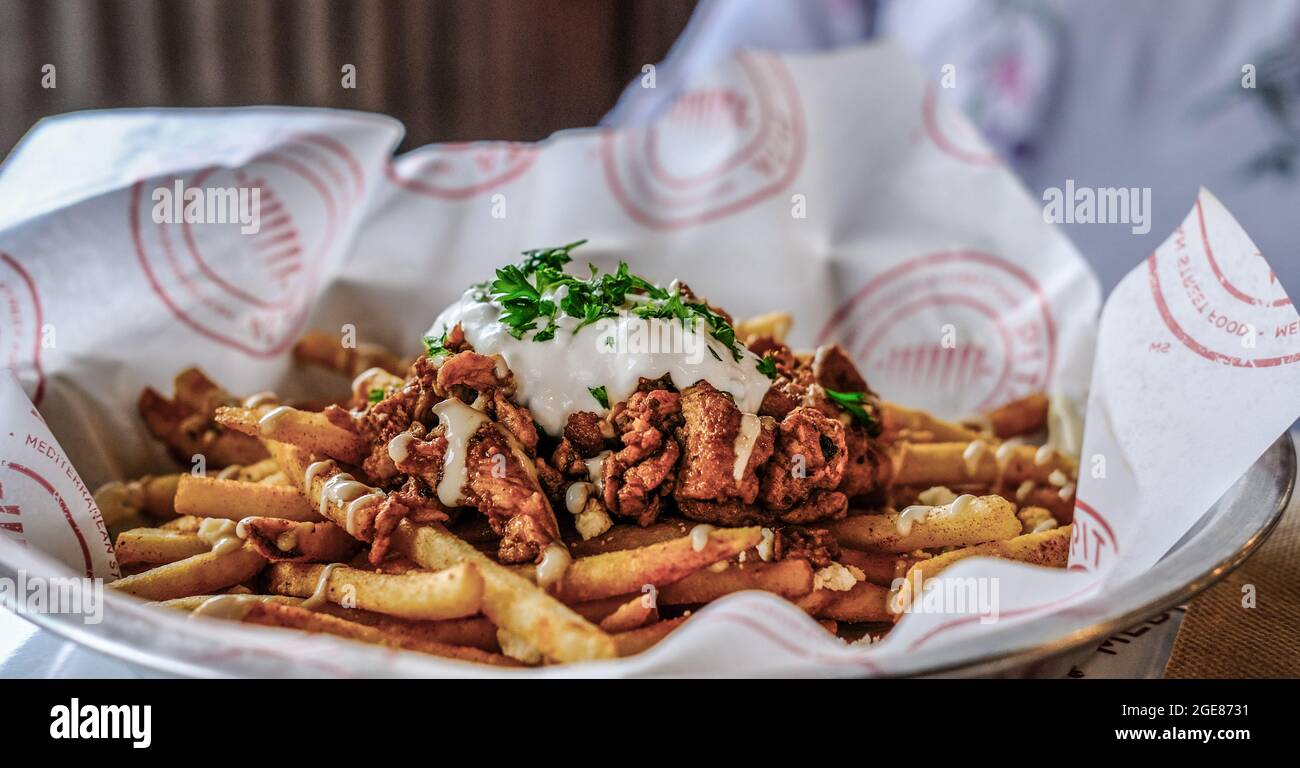 Frites chargées avec viande de gyro Banque D'Images
