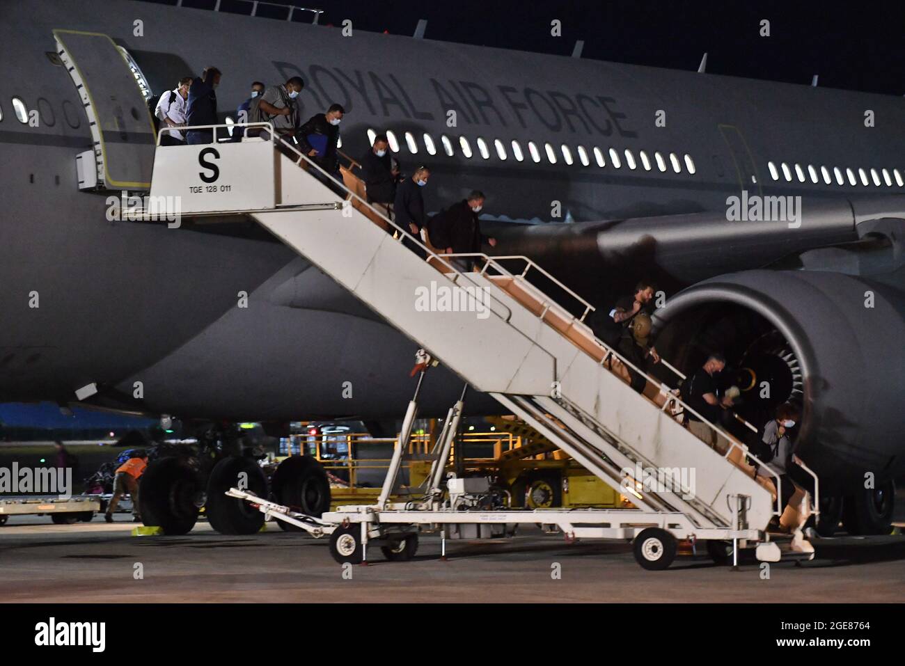 Un avion atterrit à la RAF Brize Norton, Oxfordshsire, transportant des ressortissants britanniques et des Afghans de Kabal en Afghanistan. Date de la photo: Mardi 17 août 2021. Banque D'Images