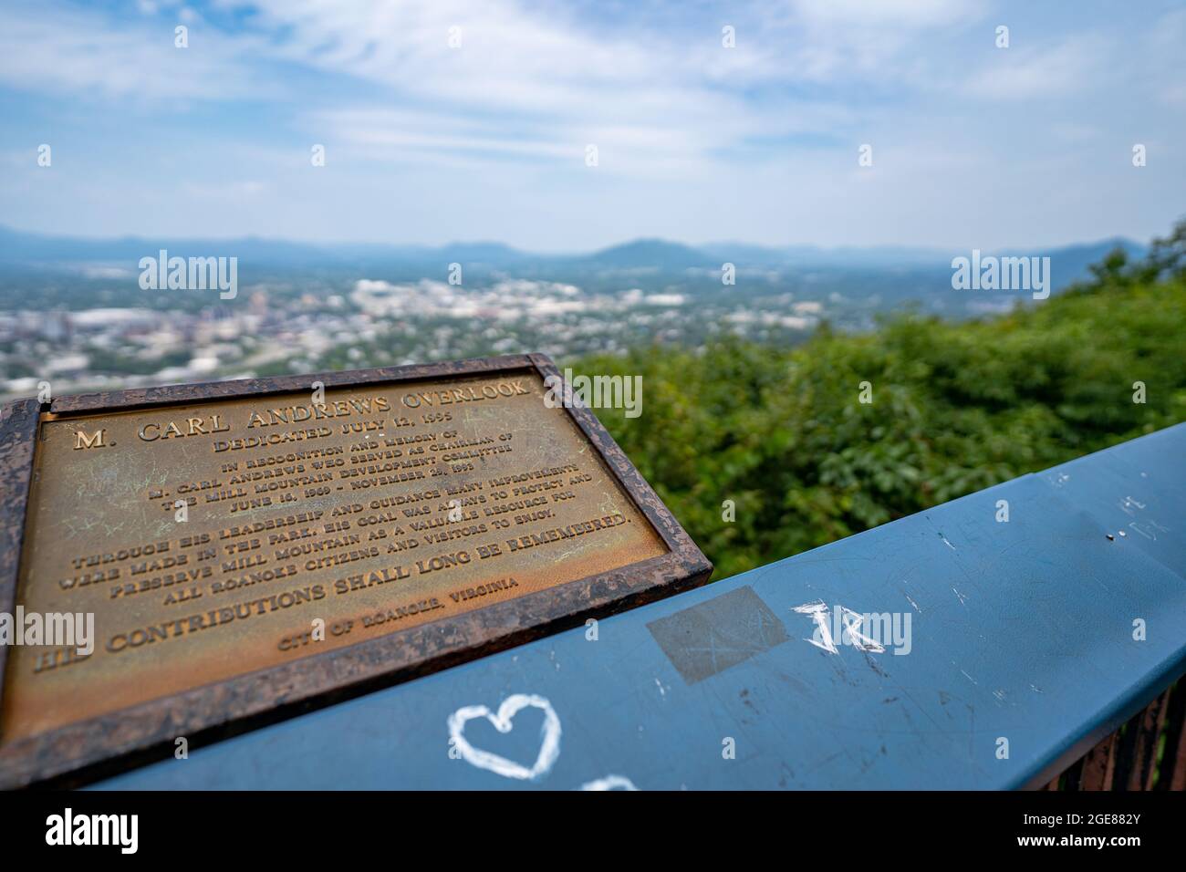 ROANOKE, ÉTATS-UNIS - 31 juillet 2021 : vue sur les gratte-ciel de la Virginie de Roanoke depuis l'étoile de Roanoke Banque D'Images