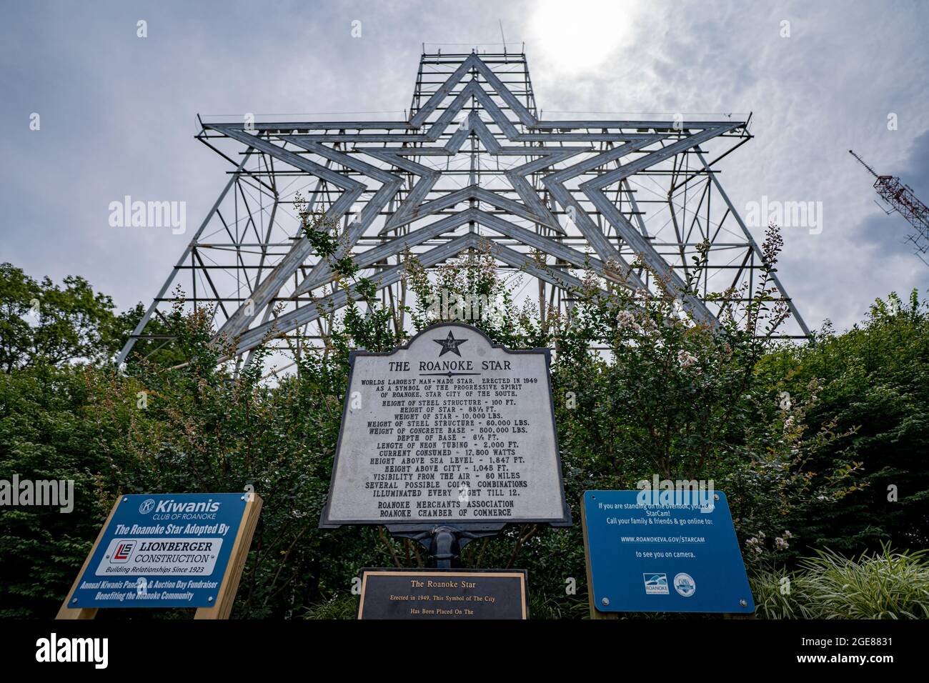 ROANOKE, ÉTATS-UNIS - 31 juillet 2021 : l'étoile de Roanoke lors d'une journée d'été avec un ciel bleu et un feuillage luxuriant Banque D'Images