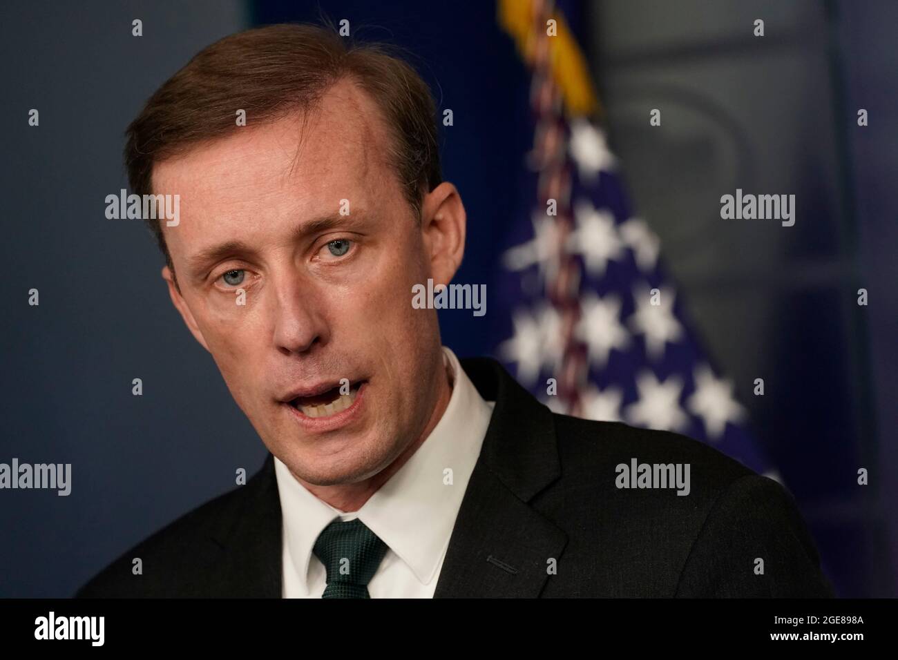 Washington, États-Unis. 17 août 2021. Jake Sullivan, conseiller à la sécurité nationale des États-Unis, prend la parole lors d'une réunion de presse à la Maison Blanche à Washington, DC, aux États-Unis, le 17 août 2021. Les Taliban ont dit aux États-Unis qu'ils fourniraient un passage sûr de civils à l'aéroport de Kaboul, a déclaré Sullivan mardi. Credit: Ting Shen/Xinhua/Alay Live News Banque D'Images