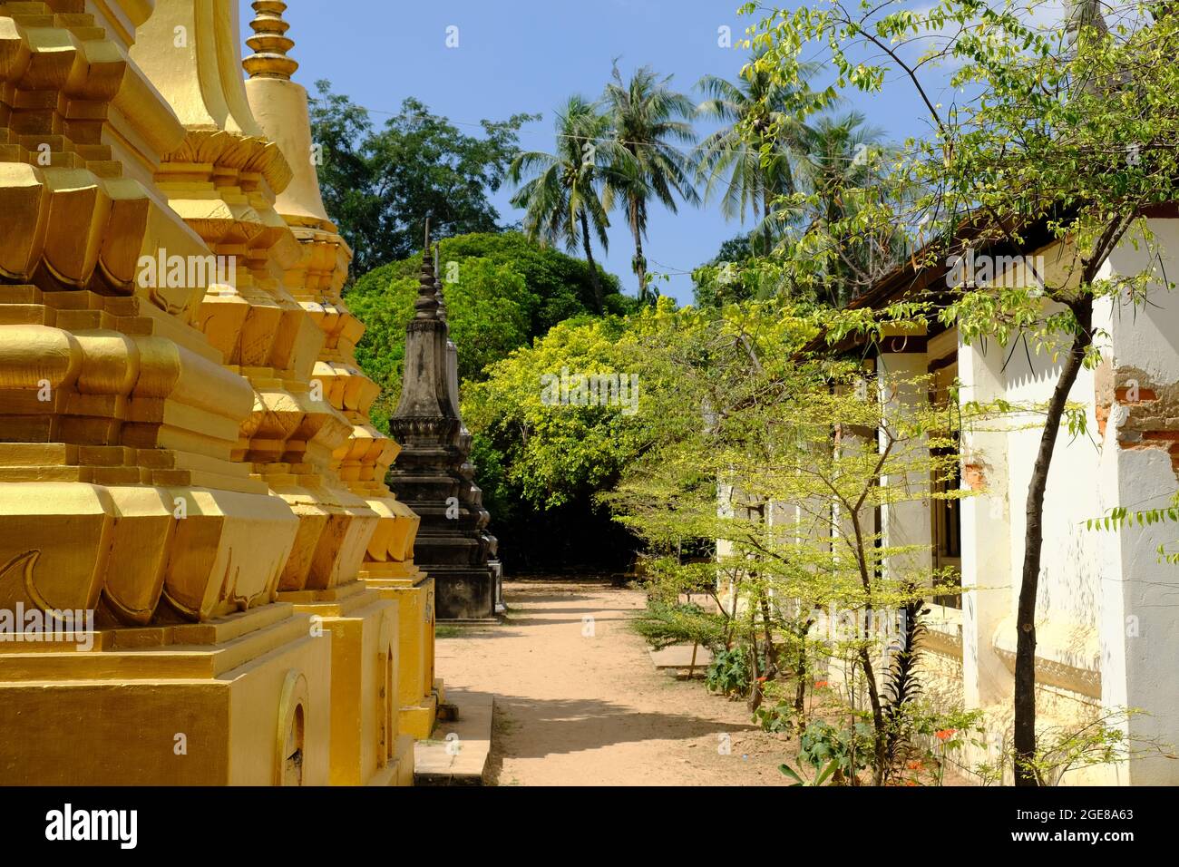Cambodge Krong Siem Reap - Wat Bo vue sur le jardin avec stupas d'or Banque D'Images