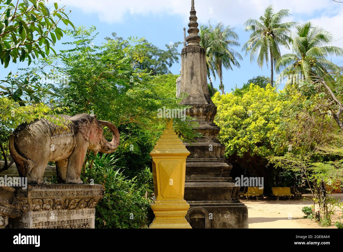 Cambodge Krong Siem Reap - Wat Bo jardin avec statue d'éléphant Banque D'Images