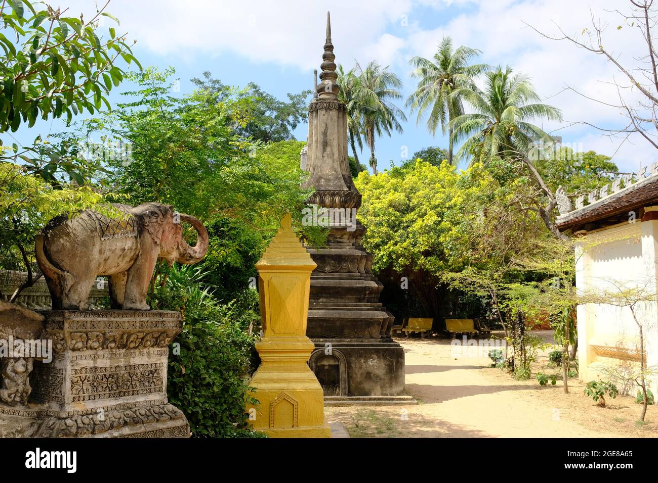 Cambodge Krong Siem Reap - Wat Bo jardin avec statue d'éléphant Banque D'Images