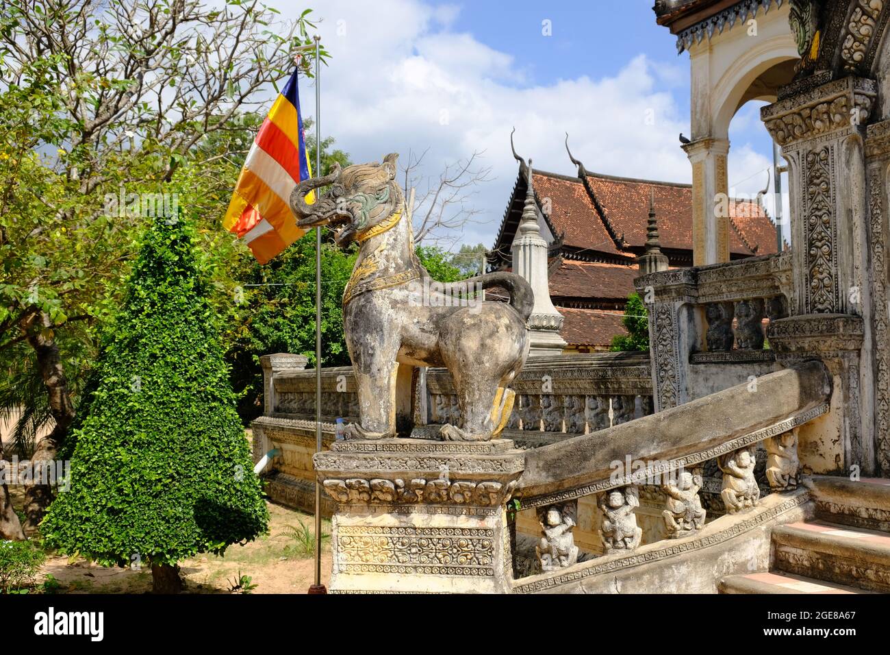 Cambodge Krong Siem Reap - entrée de la pagode Wat Bo avec statue de gardien Banque D'Images