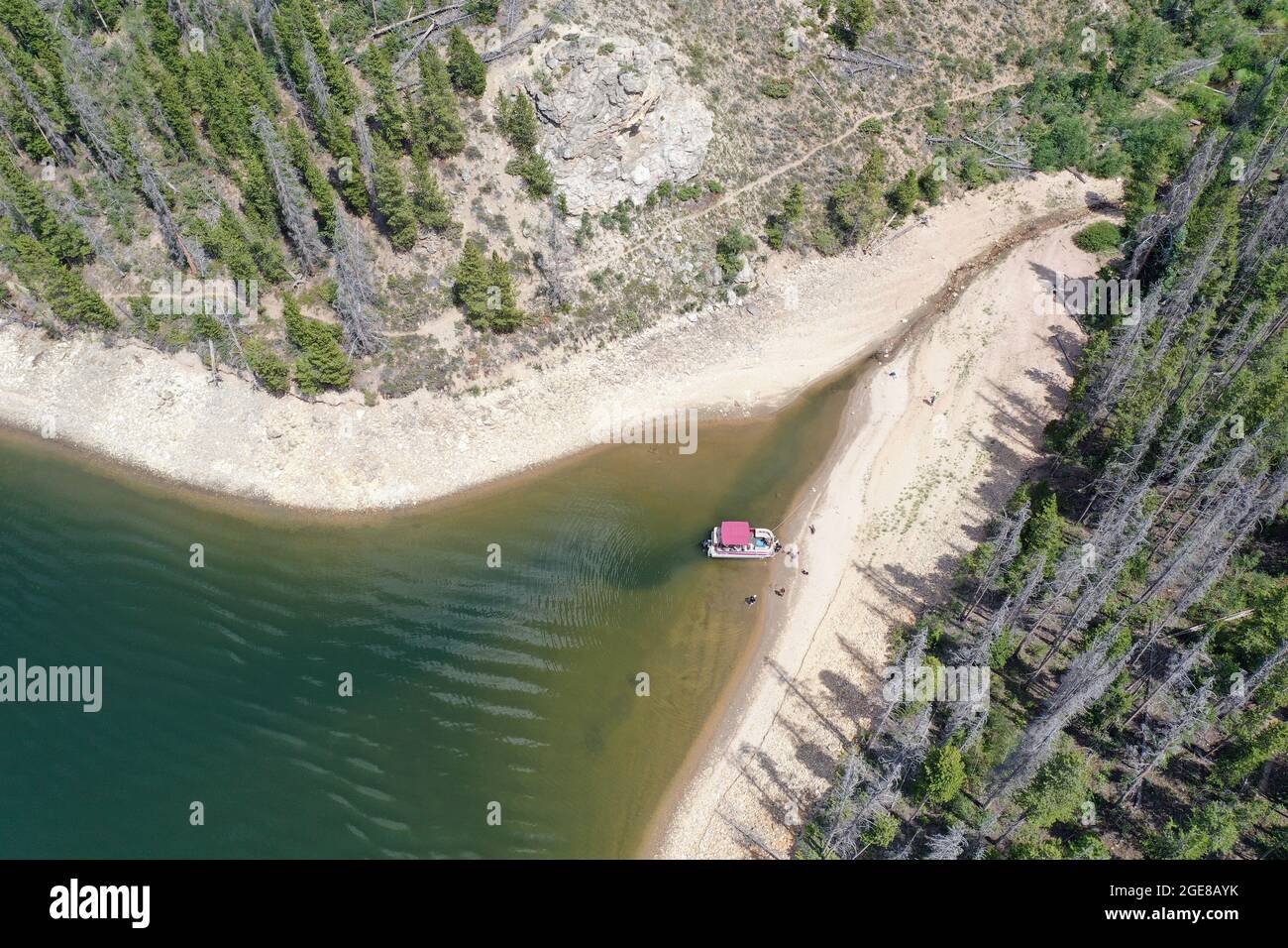 Vue aérienne de la famille et des amis en profitant de l'après-midi de canotage sur le lac Granby dans l'aire de loisirs nationale d'Arapaho, Colorado, le jour d'été ensoleillé. Banque D'Images