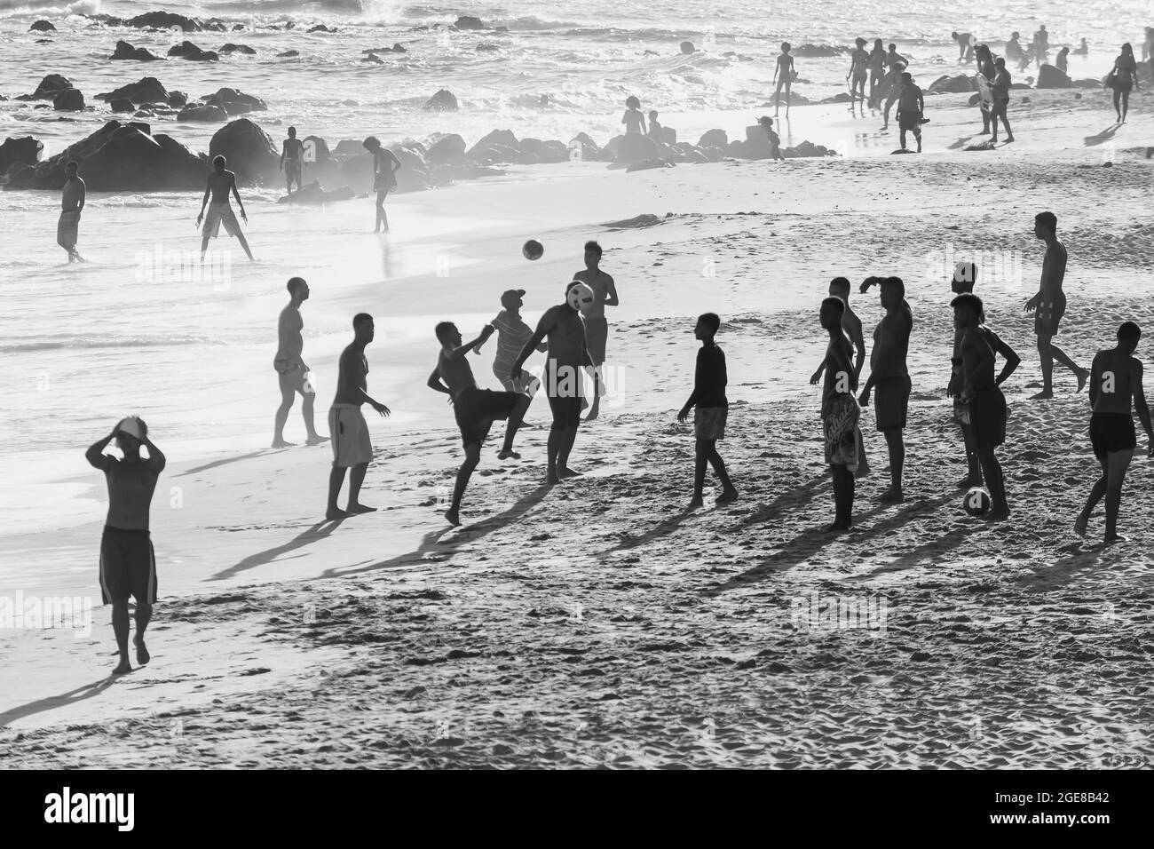 Salvador, Bahia, Brésil - 05 janvier 2019 : jeunes sur la plage jouant au foot de sable au milieu de la pandémie du coronavirus. Banque D'Images