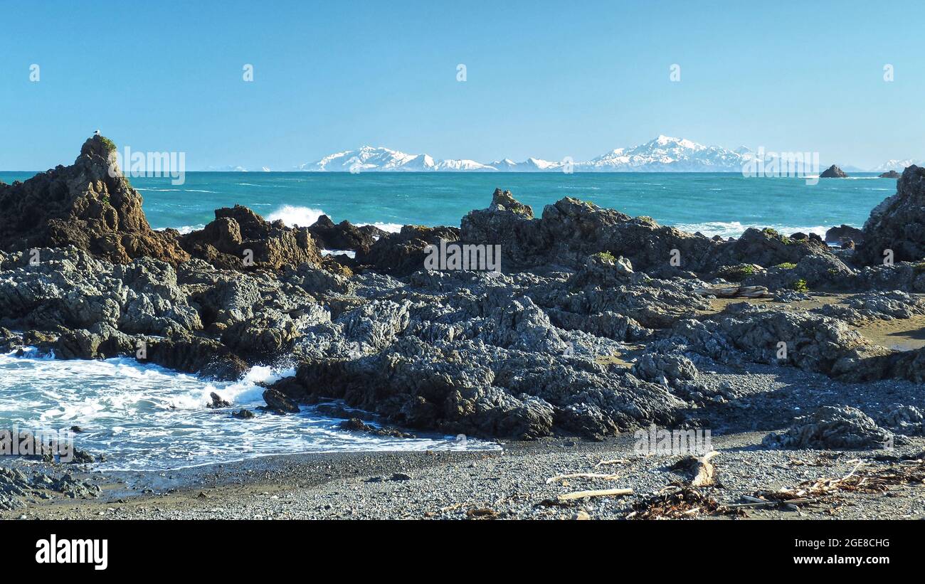 La vue d'hiver de la capitale de la Nouvelle-Zélande, Wellington, au premier plan, à la mer de Kaikoura dans l'île du Sud de la Nouvelle-Zélande Banque D'Images