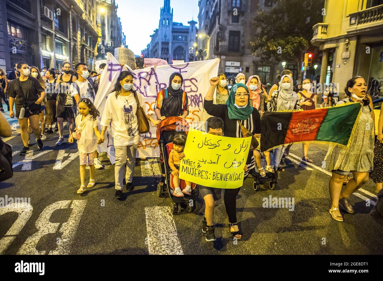 Barcelone, Espagne. 17 août 2021. Les manifestants tiennent le drapeau afghan et une bannière qui se lit, "enfants et femmes, bienvenus" pendant la manifestation. Une centaine de femmes ont participé à une manifestation féministe devant le siège des Nations Unies à Barcelone pour exiger une réponse internationale urgente pour protéger les femmes et les filles afghanes. (Photo de Thiago Prudencio/SOPA Images/Sipa USA) crédit: SIPA USA/Alay Live News Banque D'Images