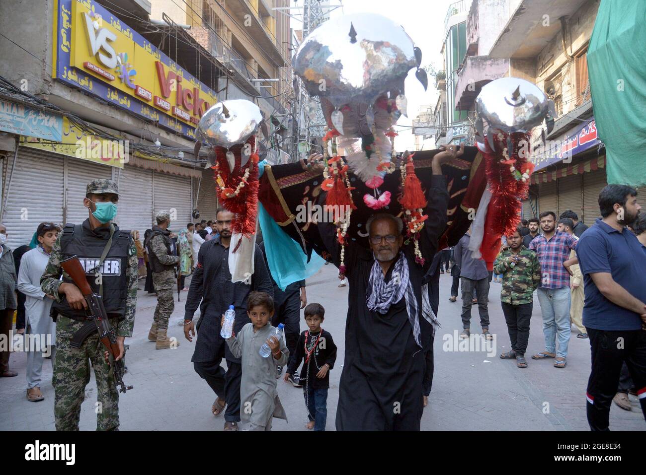 Lahore, Pakistan. 17 août 2021. Les musulmans chiites pakistanais assistent à leur rituel religieux lors de la huitième procession muharram à Lahore. Muharram, le premier mois du calendrier islamique, est un mois de deuil pour les chiites en souvenir de la mort de Hussein, petit-fils du prophète Mahomet, à la bataille de Karbala dans l'Irak actuel au VIIe siècle. (Photo de Rana Sajid Hussain/Pacific Press) Credit: Pacific Press Media production Corp./Alay Live News Banque D'Images