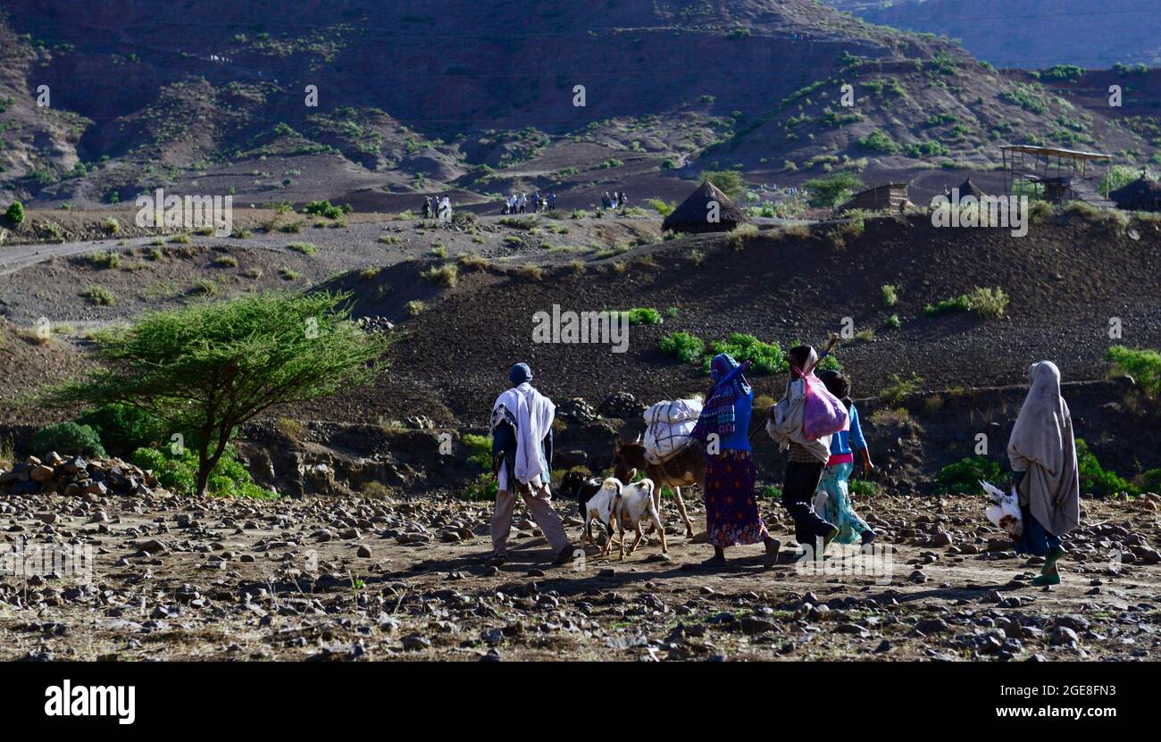 Des villageois qui marchent entre des villages dans les hautes terres éthiopiennes du nord de l'Éthiopie. Banque D'Images