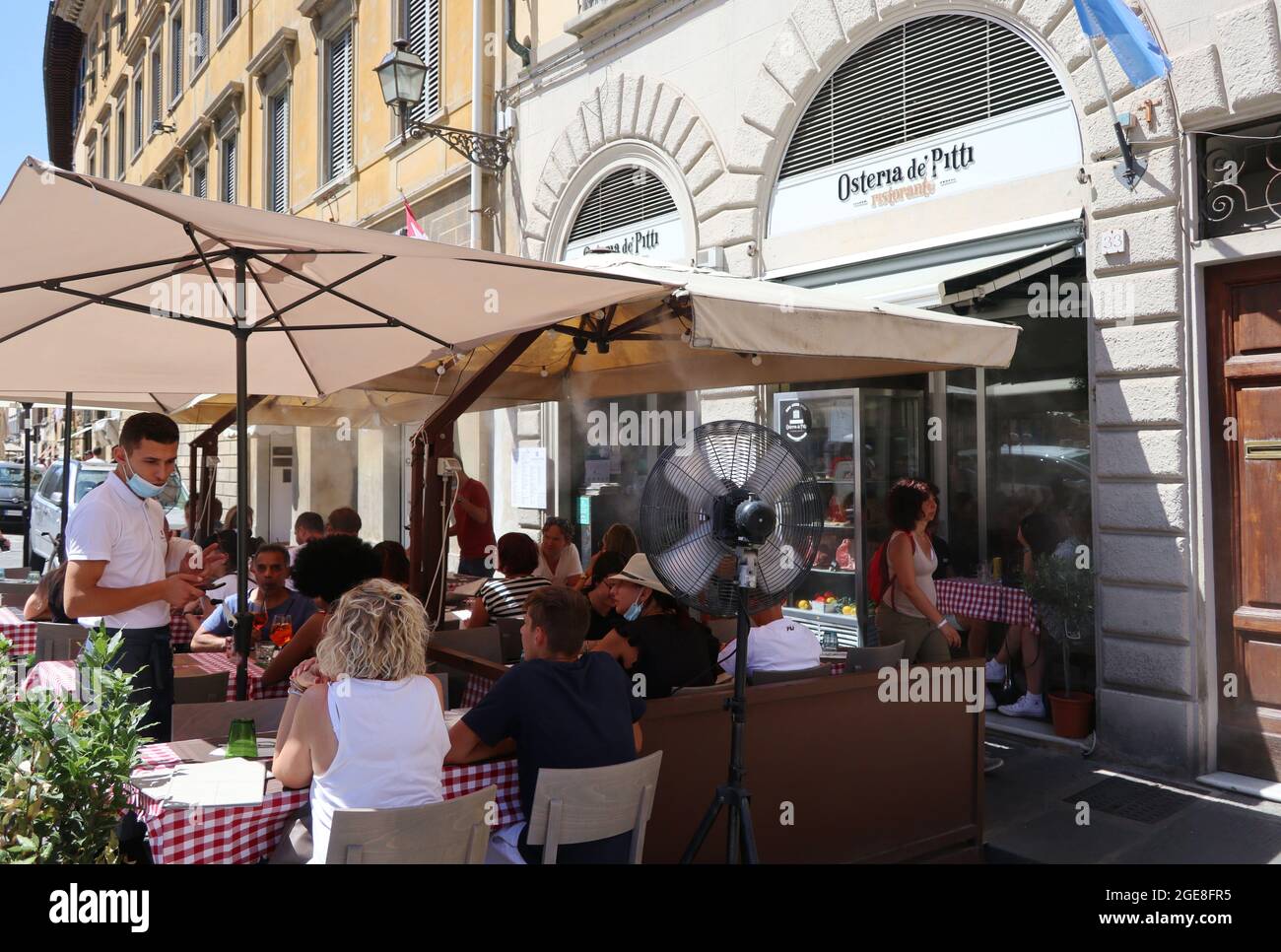 Florence, Italie. 17 août 2021. Les touristes déjeunent dans une trattoria typique près du Palazzo Pitti, Florence, Italie, le 17 août 2021. Bien que Florence ait obtenu un « label rouge des températures élevées » pendant une semaine, les touristes se bousculaient de nouveau dans la ville après le long arrêt dû à une pandémie. (ELISA Gestri/Sipusa) Credit: SIPA USA/Alay Live News Banque D'Images