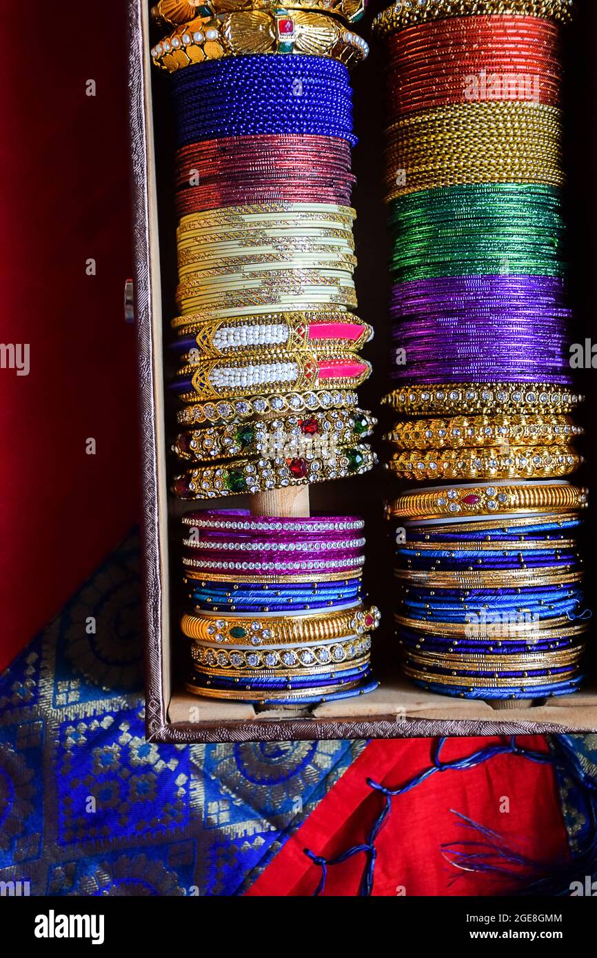 Photo verticale de bracelets et bracelets colorés traditionnels indiens conservés dans une boîte Banque D'Images