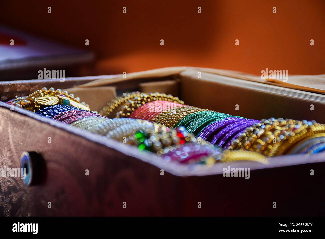 Gros plan de bracelets et bracelets traditionnels indiens colorés conservés dans une boîte Banque D'Images
