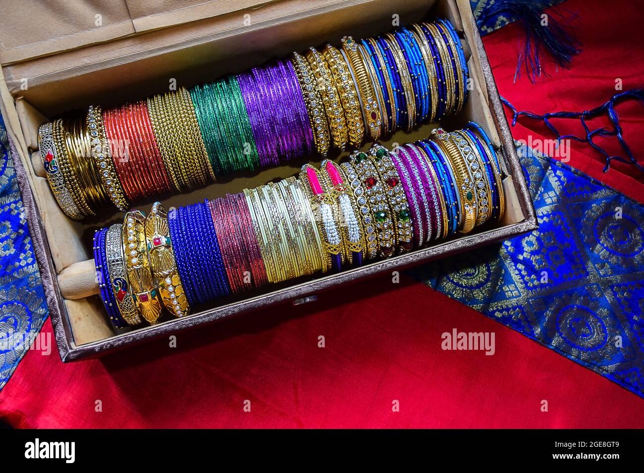 Photo grand angle de bracelets et bracelets traditionnels indiens colorés conservés dans une boîte Banque D'Images