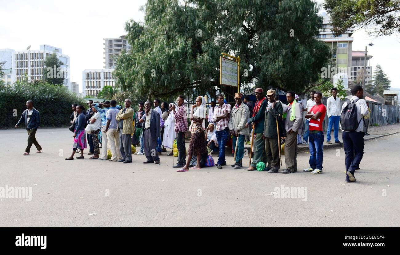 Ethiopiens attendant à une gare routière à Addis-Abeba, en Éthiopie. Banque D'Images