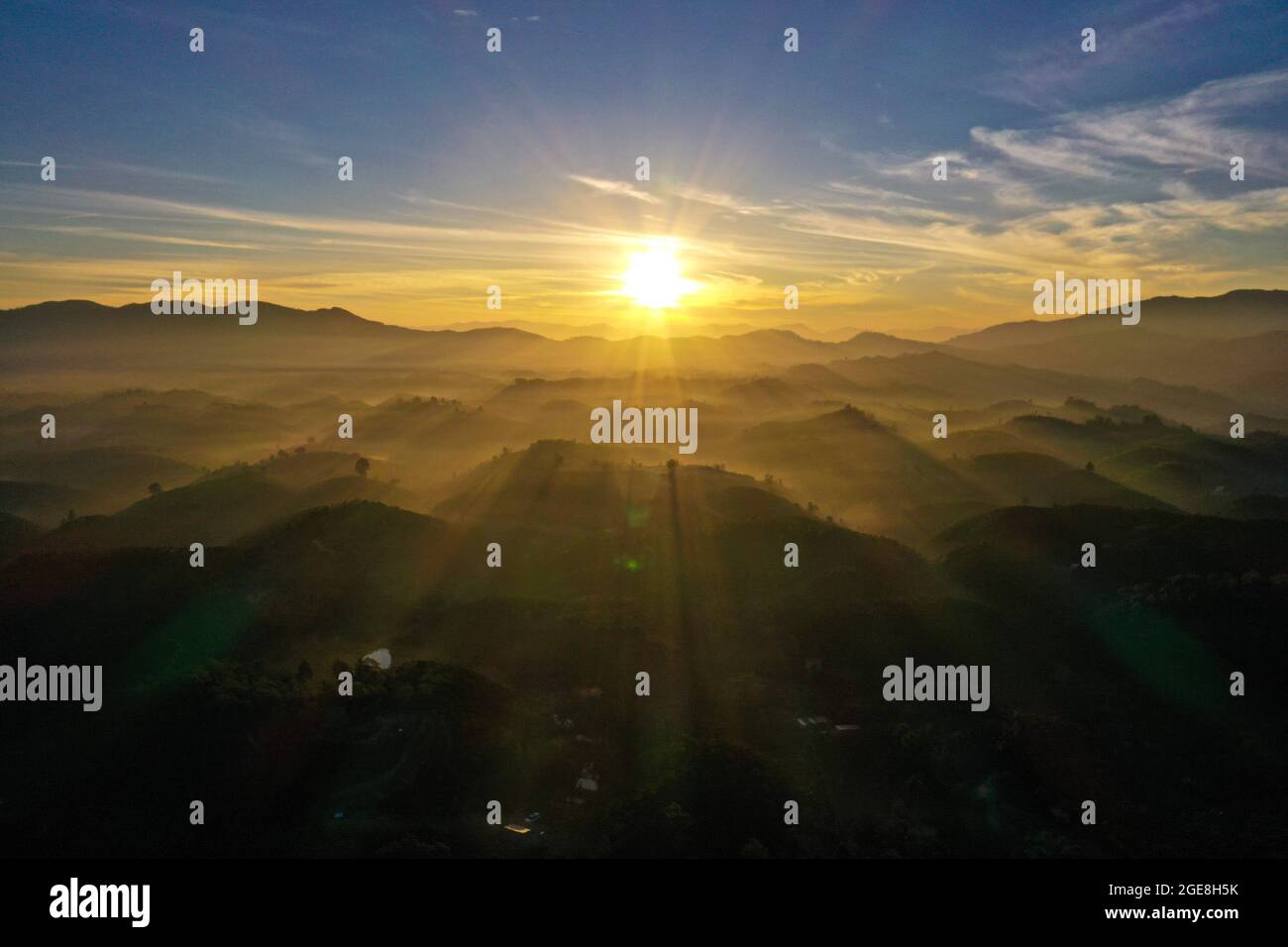 Beau lever de soleil à la montagne Bao Loc dans la province de Lam Dong au sud du Vietnam Banque D'Images