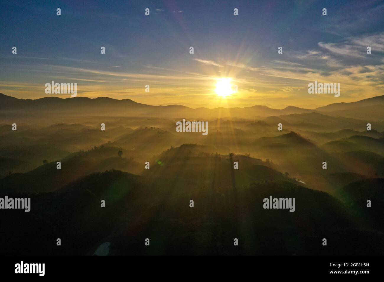 Beau lever de soleil à la montagne Bao Loc dans la province de Lam Dong au sud du Vietnam Banque D'Images