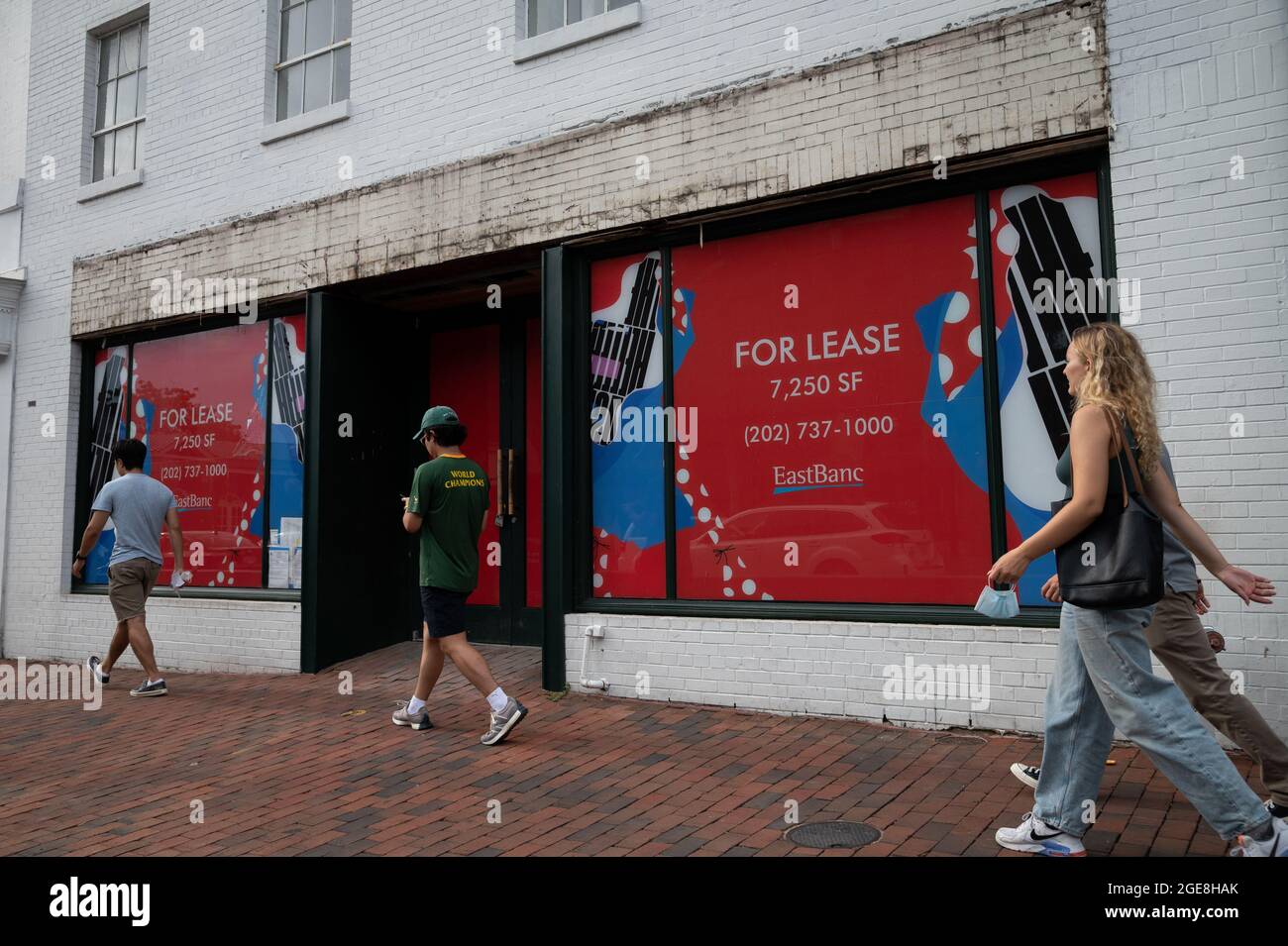 Washington, États-Unis. 17 août 2021. Les piétons marchent près d'une boutique vide disponible à la location à Washington, DC, le mardi 17 août 2021, au milieu de la pandémie du coronavirus. (Graeme Sloan/Sipa USA) Credit: SIPA USA/Alay Live News Banque D'Images