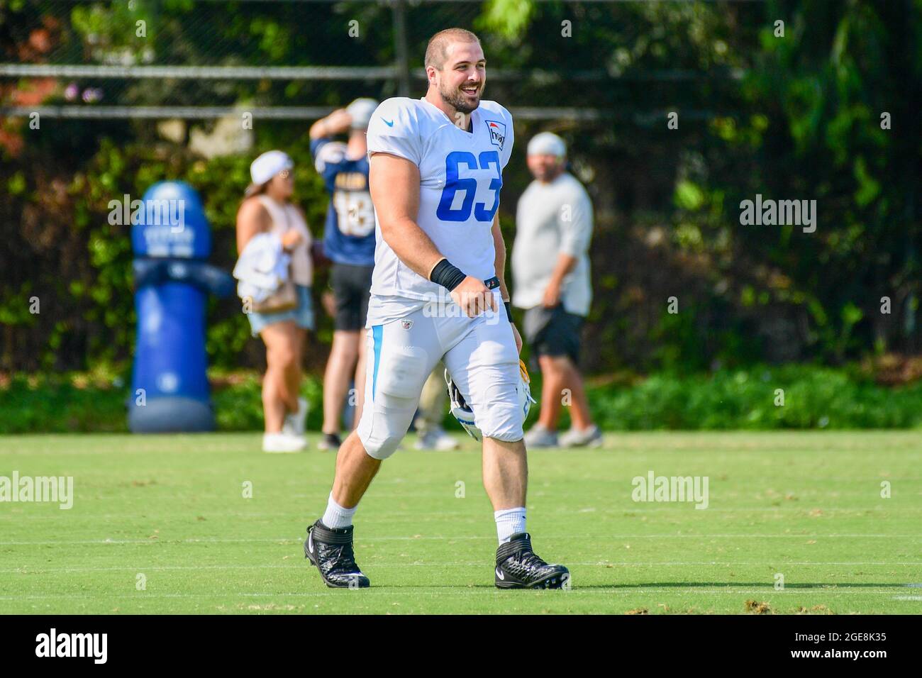 Los Angeles Chargers centre Corey Linsley (63) marche hors du terrain après le camp d'entraînement le mardi 17 août 2021, à Costa Mesa, en Californie (Dylan Stewart/ Banque D'Images