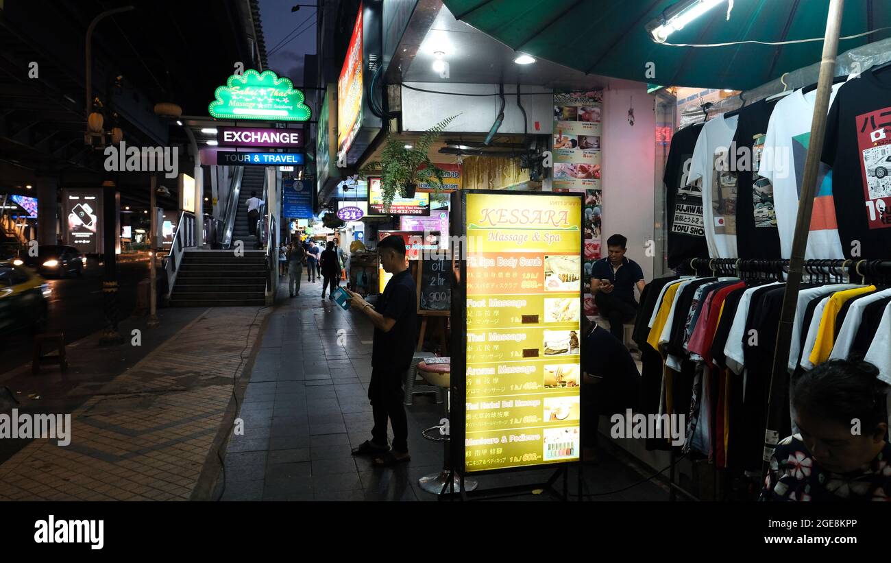 Confinement en cas de pandémie première ouverture en douceur sur la route Sukhumvit entre Nana et Asoke, quartier des divertissements nocturnes près de la station Nana BTS de Bangkok en Thaïlande Banque D'Images