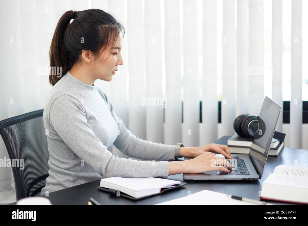 Concept de travail de bureau une femme secrétaire travaillant sur son devoir  au sujet de l'arrangement de l'horaire et de certains documents importants  Photo Stock - Alamy