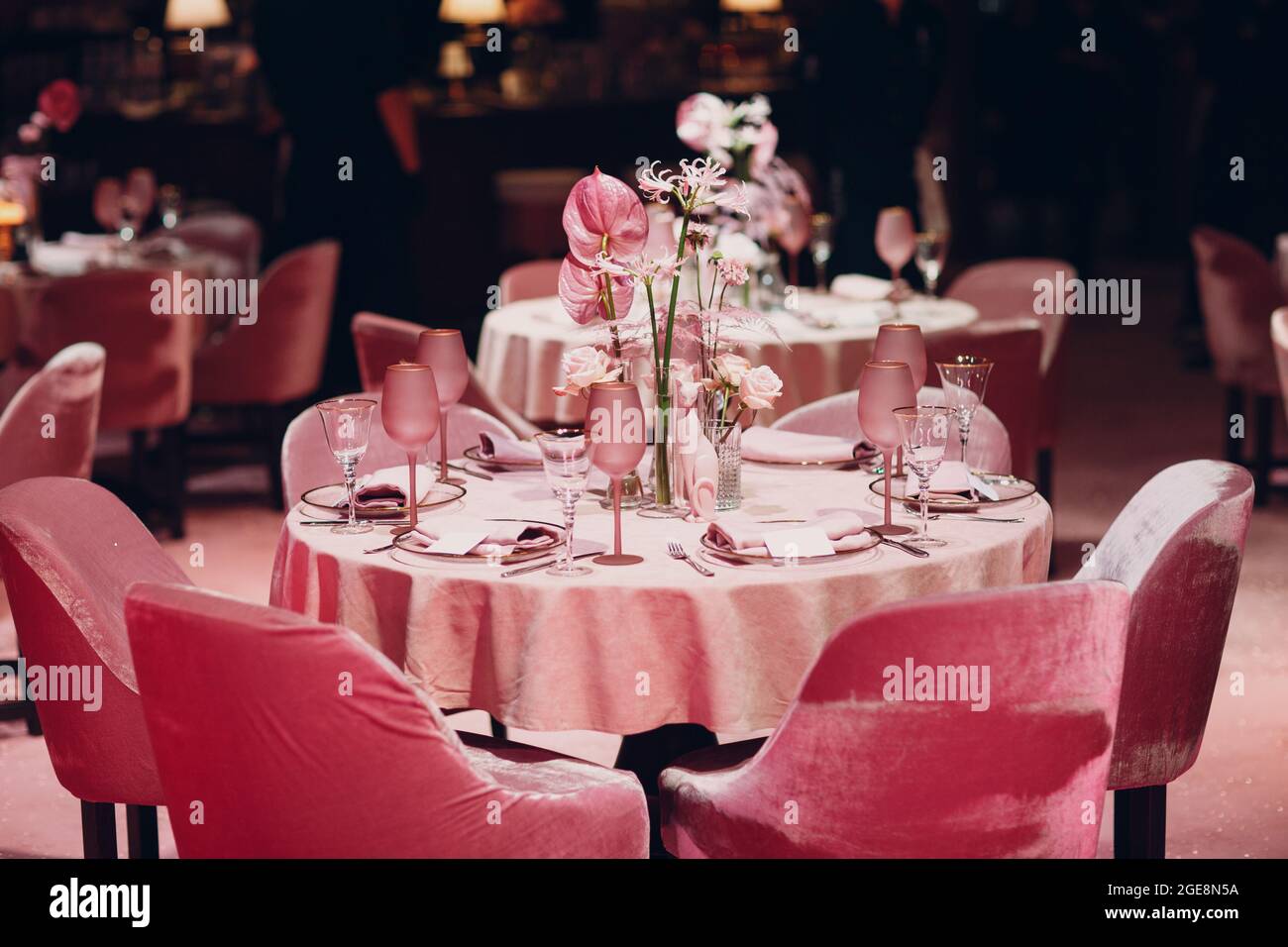 Dîner romantique table au décor rose au restaurant. Banque D'Images
