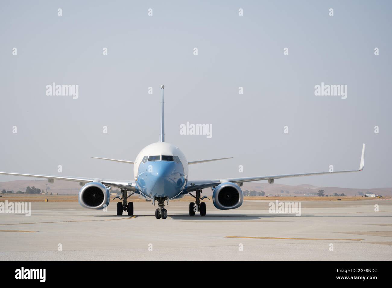 Le secrétaire de la Force aérienne Frank Kendall arrive à la base aérienne de Travis, en Californie, le 16 août 2021. Kendall et son équipe ont fait un arrêt rapide à l'AFB de Travis pour faire le plein de leur avion et ont été accueillis par la direction de la 60e Escadre de la mobilité aérienne. (É.-U. Photo de la Force aérienne par Chustine Minoda) Banque D'Images