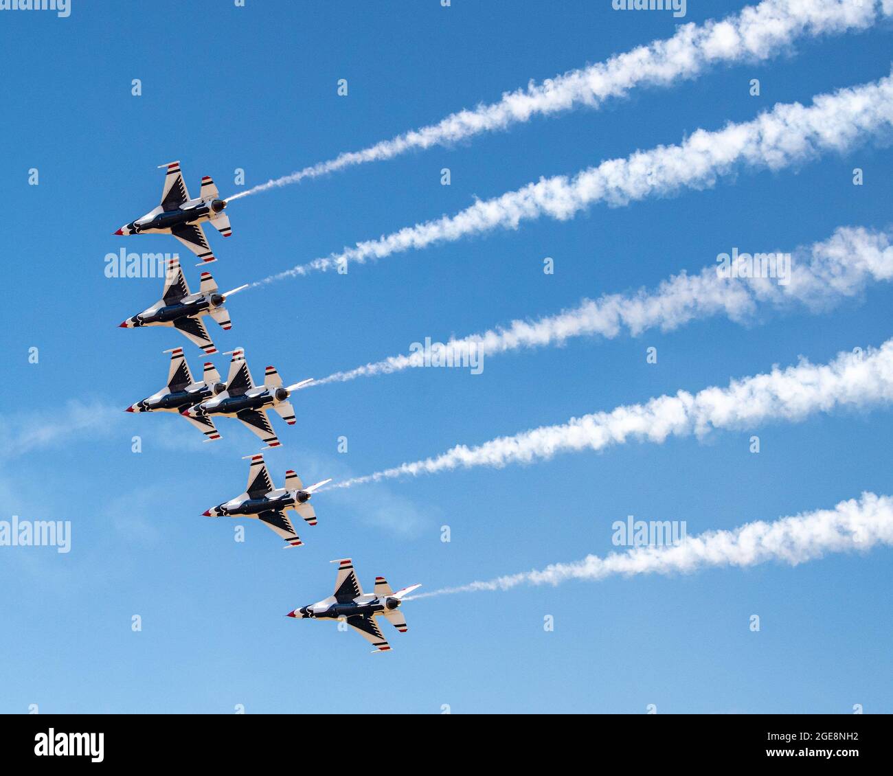 L'escadron de démonstration aérienne de la Force aérienne des États-Unis « Thunderbirds » effectue une série de manœuvres pour les spectateurs au salon de l'aéronautique international de l'Oregon, à McMinnville, en Oregon, le 1er août 2021. Le spectacle au volant a permis aux spectateurs de garer leur voiture et d'assister à un spectacle de style hayon depuis le parking. (É.-U. Air Force photo par Tech. Sgt. Nicolas A. Myers) Banque D'Images