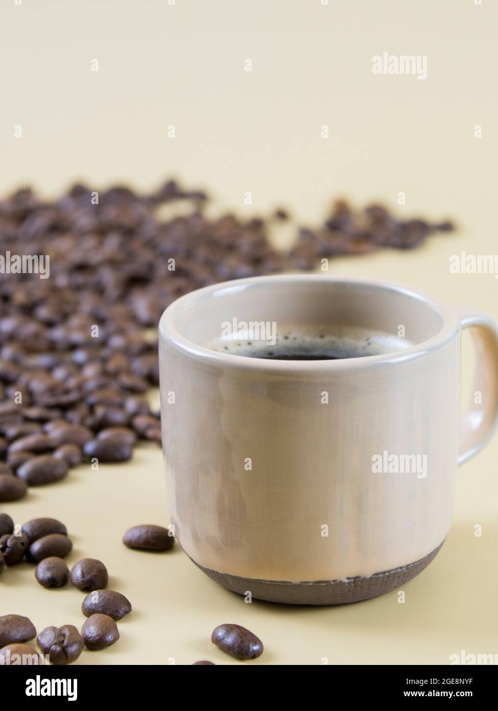 une tasse de café sur fond de grains de café. gros plan Banque D'Images