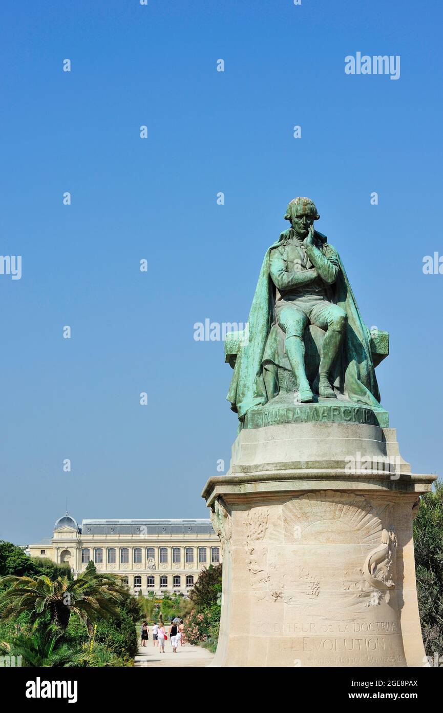 FRANCE, PARIS (75) 5ÈME ARRONDISSEMENT, JARDIN DES PLANTES, MUSÉE NATIONAL D'HISTOIRE NATURELLE, STATUE DE JEAN-BAPTISTE DE MONET CHEVALIER DE LAMARCK Banque D'Images