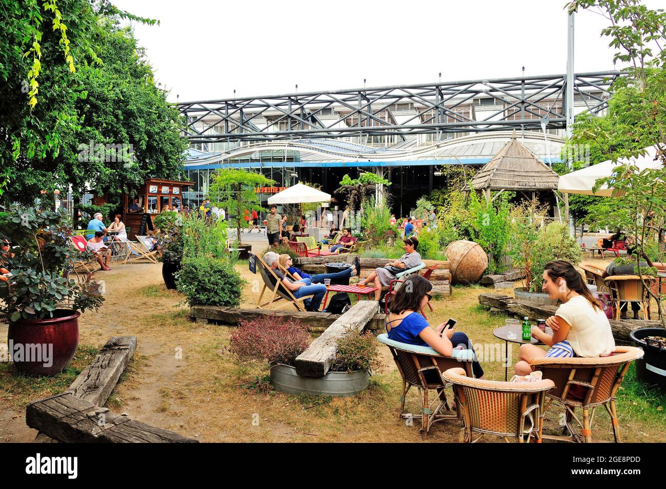 FRANCE, PARIS (75) 19ÈME ARRONDISSEMENT, PARC LA VILLETTE, TERRASSE DE LA  PETITE HALLE CAFE Photo Stock - Alamy