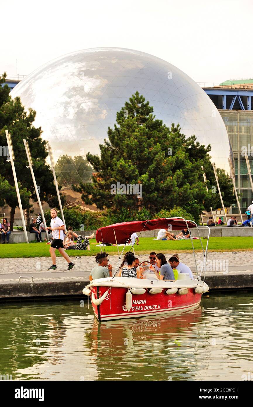 FRANCE, PARIS (75) 19ÈME ARRONDISSEMENT, PARC LA VILLETTE, MARIN D'EAU DOUCE, BATEAU ÉLECTRIQUE À LOUER SUR LE CANAL DE L'OURCQ, EN ARRIÈRE-PLAN LE GEODE Banque D'Images