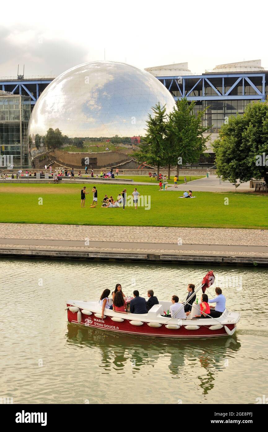 FRANCE, PARIS (75) 19ÈME ARRONDISSEMENT, PARC LA VILLETTE, MARIN D'EAU DOUCE, BATEAU ÉLECTRIQUE À LOUER SUR LE CANAL DE L'OURCQ, EN ARRIÈRE-PLAN LE GEODE Banque D'Images