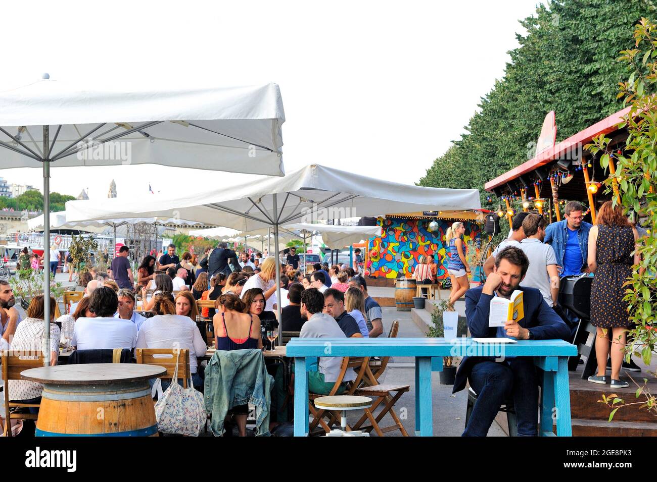 FRANCE, PARIS (75) 7ÈME ARRONDISSEMENT, TOUR EIFFEL, LES BERGES DE SEINE, GUINGUETTE LE BAL DE LA MARINE, BAR MUSICAL ET RESTAURANT Banque D'Images