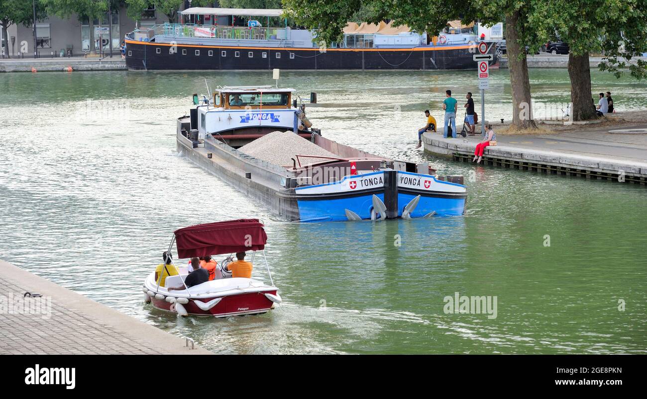 FRANCE, PARIS (75) 19ÈME ARRONDISSEMENT, PARC LA VILLETTE, MARIN D'EAU DOUCE, LOCATION DE BATEAU ÉLECTRIQUE SUR LE CANAL DE L'OURCQ Banque D'Images