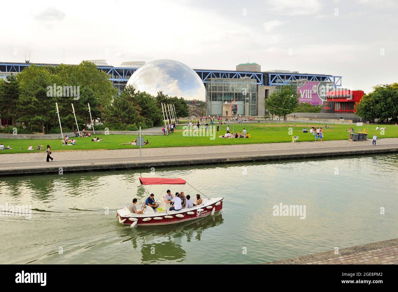 FRANCE, PARIS (75) 19ÈME ARRONDISSEMENT, PARC LA VILLETTE, MARIN D'EAU DOUCE, BATEAU ÉLECTRIQUE À LOUER SUR LE CANAL DE L'OURCQ, EN ARRIÈRE-PLAN LE GEODE Banque D'Images